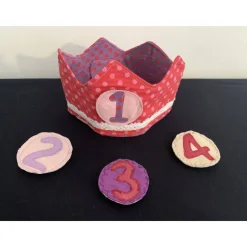 Weiche Geburtstagskrone für Mädchen mit auswechselbaren Zahlen, mit Klett verstellbare Weite Baumwolle