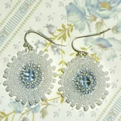 Weiße boho Ohrringe mit hellblau handgemacht Brautschmuck Glas silberfarben