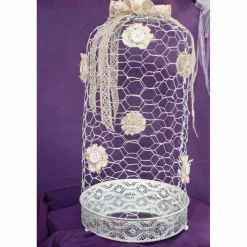 Weiße Drahthaube mit Spiegeltablett – edle Shabby-Stil Deko für Taufe & Hochzeit, Spitze & Holzknauf