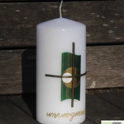 weiße, kleine Trauerkerze/Gedenkkerze mit Kreuz und Echtwachsbeschriftung 