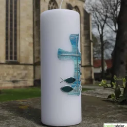 Weiße Konfirmationskerze mit blau-silbernem Kreuz, Fischen, Wellen & Kelch – personalisierbar