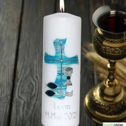 Weiße Konfirmationskerze mit blau-silbernem Kreuz, Fischen, Wellen & Kelch – personalisierbar
