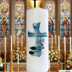 Weiße Konfirmationskerze mit blau-silbernem Kreuz, Fischen, Wellen & Kelch – personalisierbar