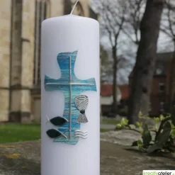 Weiße Konfirmationskerze mit blau-silbernem Kreuz, Fischen, Wellen & Kelch – personalisierbar