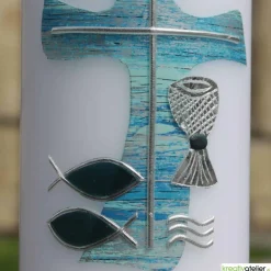 Weiße Konfirmationskerze mit blau-silbernem Kreuz, Fischen, Wellen & Kelch – personalisierbar