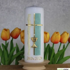 Weiße Konfirmationskerze mit Kelch und Kreuz – Gold verziert, personalisierbar