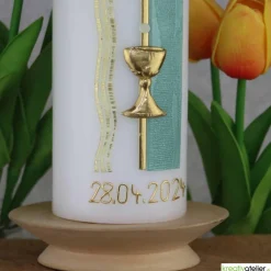 Weiße Konfirmationskerze mit Kelch und Kreuz – Gold verziert, personalisierbar