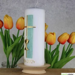 Weiße Konfirmationskerze mit Kelch und Kreuz – Gold verziert, personalisierbar