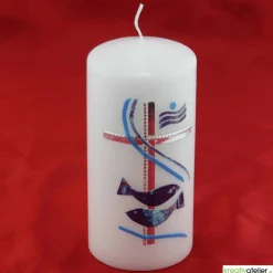Weiße Konfirmationskerze mit Fischen, Kreuz und Weihwasser – Silber-Blau verziert, personalisierbar
