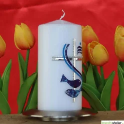 Weiße Konfirmationskerze mit Fischen, Kreuz und Weihwasser – Silber-Blau verziert, personalisierbar