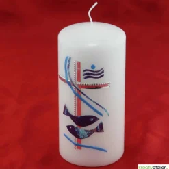 Weiße Konfirmationskerze mit Fischen, Kreuz und Weihwasser – Silber-Blau verziert, personalisierbar