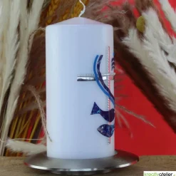 Weiße Konfirmationskerze mit Fischen, Kreuz und Weihwasser – Silber-Blau verziert, personalisierbar