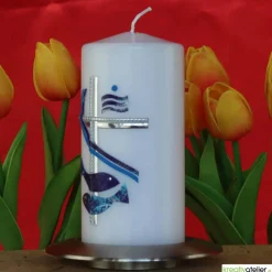Weiße Konfirmationskerze mit Fischen, Kreuz und Weihwasser – Silber-Blau verziert, personalisierbar