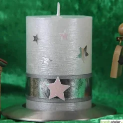 weiße Rustic Weihnachstkerze mit Perlmutt-Oberfläche, Sternen und antik-silbernem Echtwachsband, Weihnachtsdeko