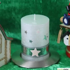 weiße Rustic Weihnachstkerze mit Perlmutt-Oberfläche, Sternen und antik-silbernem Echtwachsband, Weihnachtsdeko