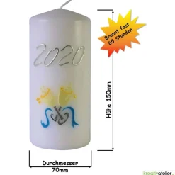 Weiße Silvesterkerze mit Jahreszahl und Sektgläsern