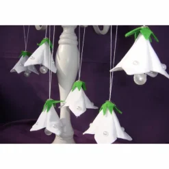 Weiße Stoff-Blüten für alle Jahreszeiten – Handgemachte Hängedeko mit Perlen und Filzblatt