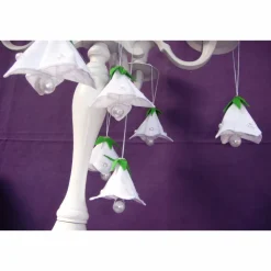 Weiße Stoff-Blüten für alle Jahreszeiten – Handgemachte Hängedeko mit Perlen und Filzblatt