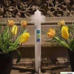 weiße Taufkerze mit Kreuz und den Symbolen Taube, Alpha und Omega, Wellen, Fisch auf 4 farbigen Kacheln