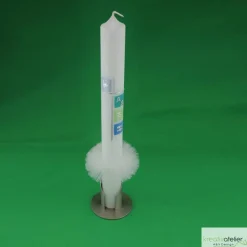 weiße Taufkerze mit Kreuz und den Symbolen Taube, Alpha und Omega, Wellen, Fisch auf 4 farbigen Kacheln