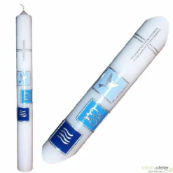 Weiße Taufkerze mit Kreuz und Taube, Fischen und Welle jeweils auf drei farbigen Kacheln, blau oder rosa