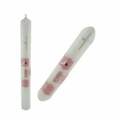 Weiße Taufkerze mit Kreuz und Taube, Fischen und Welle jeweils auf drei farbigen Kacheln, blau oder rosa