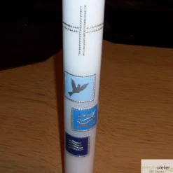 Weiße Taufkerze mit Kreuz und Taube, Fischen und Welle jeweils auf drei farbigen Kacheln, blau oder rosa