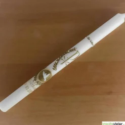 weiße Taufkerze mit Pax, Lorbeerzweig und Taube auf goldener Kachel, gold verziert schlanke Taufkerze handmade