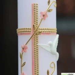 Weiße Taufkerze Taube, Kreuz und Blumenranke, blau für Jungen oder rosa für Mädchen personalisierbar mit Namen und Datum