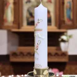 Weiße Taufkerze Taube, Kreuz und Blumenranke, blau für Jungen oder rosa für Mädchen personalisierbar mit Namen und Datum