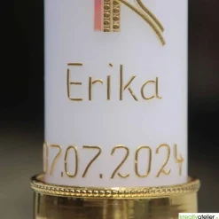 Weiße Taufkerze Taube, Kreuz und Blumenranke, blau für Jungen oder rosa für Mädchen personalisierbar mit Namen und Datum