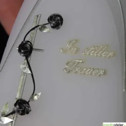 Weiße Trauerkerze In stiller Trauer mit Kreuz in antik silber, Formkerze, Gedenkkerze, Trauerkerze personalisierbar