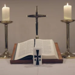 weiße Trauerkerze mit byzantinischem Kreuz, schwarz/silber verziert, Gedenkkerze, Kerze zum Gedenken an Verstorbene