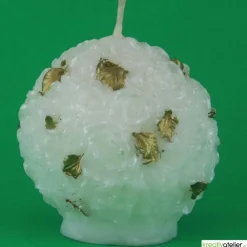 Weiße Weihnachtskerze mit Rosen und goldenen Blättern