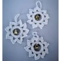 weißer gehäkelter Baumschmuck mit Glöckchen
