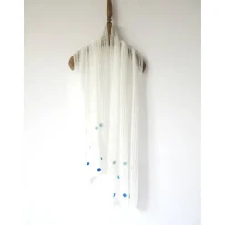 Weißer Mohair Schal mit blauen Blüten, gestrickte Stola Hochzeit, festliches Tuch für die Braut, Sommer Schultertuch