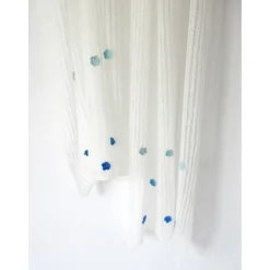 Weißer Mohair Schal mit blauen Blüten, gestrickte Stola Hochzeit, festliches Tuch für die Braut, Sommer Schultertuch