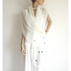 Weißer Mohair Schal mit blauen Blüten, gestrickte Stola Hochzeit, festliches Tuch für die Braut, Sommer Schultertuch