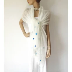 Weißer Mohair Schal mit blauen Blüten, gestrickte Stola Hochzeit, festliches Tuch für die Braut, Sommer Schultertuch