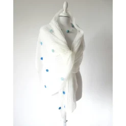 Weißer Mohair Schal mit blauen Blüten, gestrickte Stola Hochzeit, festliches Tuch für die Braut, Sommer Schultertuch