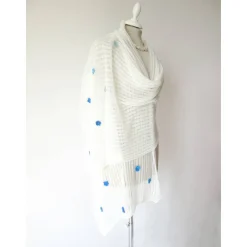 Weißer Mohair Schal mit blauen Blüten, gestrickte Stola Hochzeit, festliches Tuch für die Braut, Sommer Schultertuch