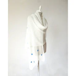 Weißer Mohair Schal mit blauen Blüten, gestrickte Stola Hochzeit, festliches Tuch für die Braut, Sommer Schultertuch