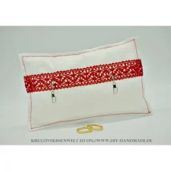 Weißes Ringkissen mit roter Spitze & Angelhaken – Unikat für Anglerhochzeit, 18.5x11.5 cm