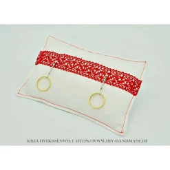 Weißes Ringkissen mit roter Spitze & Angelhaken – Unikat für Anglerhochzeit, 18.5x11.5 cm