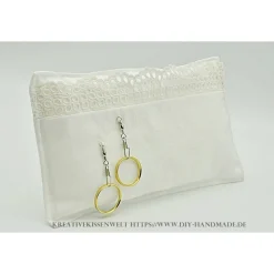 Weißes Ringkissen mit Spitze und Angelhaken – Handgemachtes Unikat für Hochzeit & Trauung, 19.5x11 cm