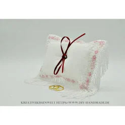 Weißes Ringträgerkissen mit Fransen und rosa Volantspitze – Unikat für Deine Hochzeit, 17.5x11.5 cm