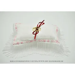 Weißes Ringträgerkissen mit Fransen und rosa Volantspitze – Unikat für Deine Hochzeit, 17.5x11.5 cm