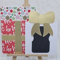 Weihnachtliche A6-Grußkarte mit Gutscheinfach – Handgefertigte Geschenk-Karte mit goldfarbener Schleife & Umschlag