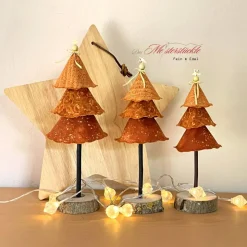 Weihnachtliche Dekobäumchen mit Holzsockel – Handgemachte Tannenbäume 22 cm - 27 cm hoch