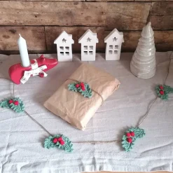 Weihnachtliche gehäkelte Girlande mit Stechpalmen